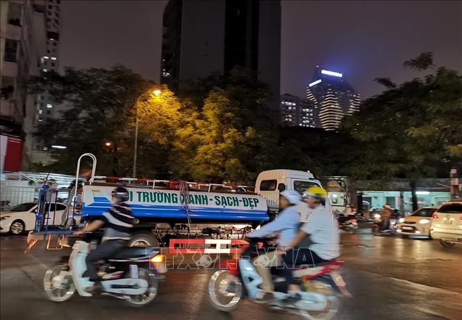 Trong ảnh: Xe téc nước từ Nhà máy nước Hạ Đình đến cung cấp nước sạch cho các khu dân cư quanh quận Thanh Xuân. Ảnh: Thành Đạt - TTXVN 