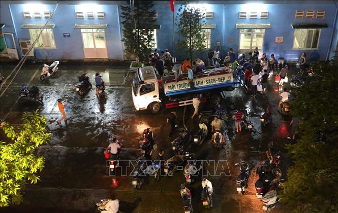 Trong ảnh: Nhà máy nước Hạ Đình (địa chỉ, số 14 Ngõ 192 Phố Hạ Đình) mở cửa cả đêm cung cấp nước sạch cho người dân. Ảnh: Thành Đạt - TTXVN
