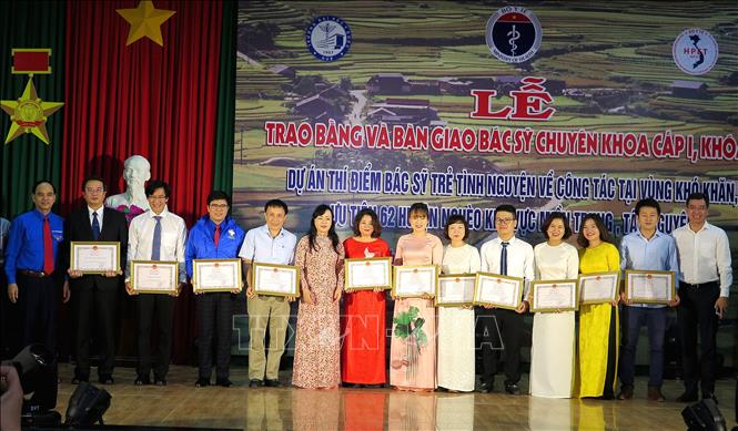 Trong ảnh: Bộ trưởng Bộ Y tế Nguyễn Thị Kim Tiến trao bằng khen cho các tập thể và cá nhân có thành tích trong công tác triển khai Dự án. Ảnh: Tường Vi - TTXVN