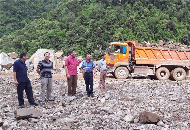 Trong ảnh: Đoàn đại biểu Quốc hội tỉnh Sơn La khảo sát thực địa tại công trình Dự án thủy điện Chiềng Muôn tại xã Chiềng Muôn, huyện Mường La. Ảnh: Nguyễn Cường - TTXVN
