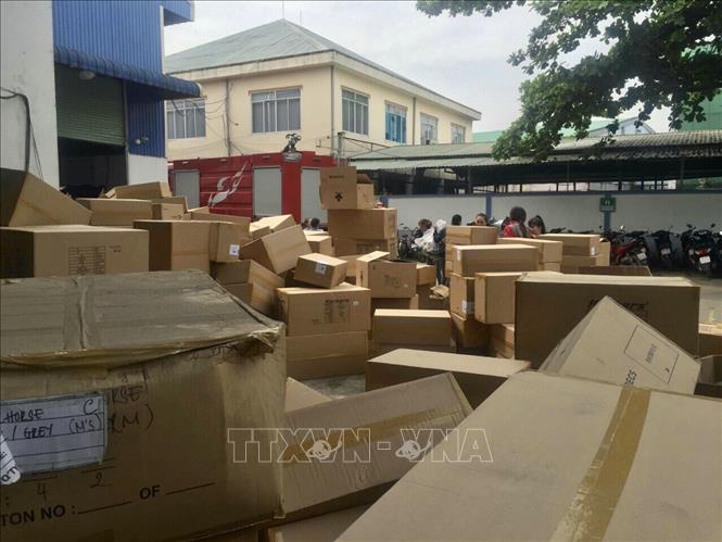 Trong ảnh: Nhiều đồ đạc bên trong được công nhân bê ra ngoài để giảm bớt thiệt hại. Ảnh: TTXVN phát  
