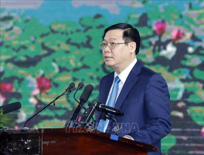 Photo: Deputy PM Vuong Dinh Hue addresses the conference. VNA Photo: Thống Nhất