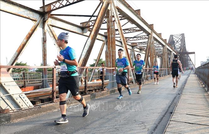 Trong ảnh: Các vận động viên chạy qua cầu Long Biên. Ảnh: Thành Đạt - TTXVN
