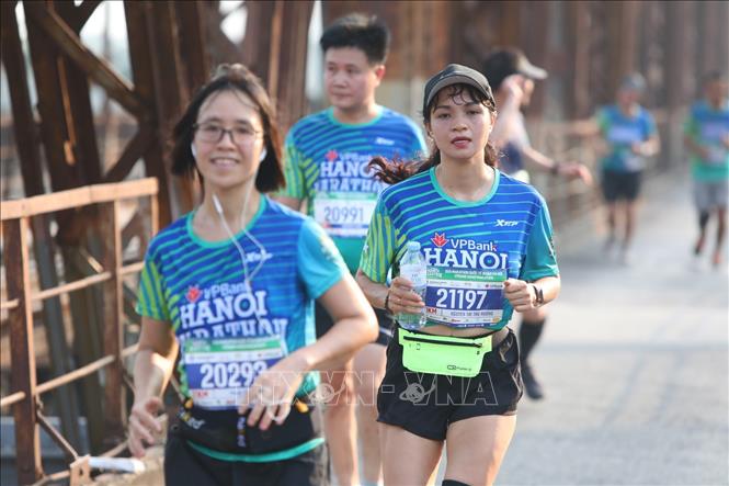Trong ảnh: Các vận động viên chạy qua cầu Long Biên. Ảnh: Thành Đạt - TTXVN