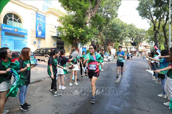Trong ảnh: Các vận động viên chạy qua khu vực Hồ Hoàn Kiếm. Ảnh: Thành Đạt - TTXVN