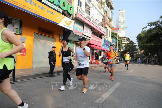 Trong ảnh: Các vận động viên chạy qua tuyến phố Lương Văn Can. Ảnh: Thành Đạt - TTXVN