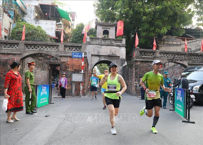 Trong ảnh: Các vận động viên chạy qua Ô Quan Chưởng. Ảnh: Thành Đạt - TTXVN