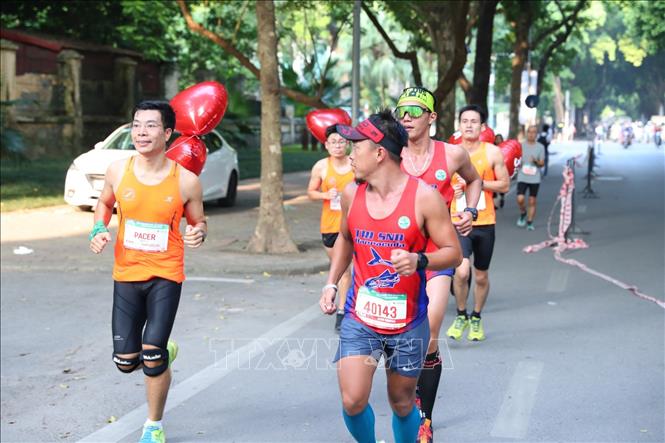 Trong ảnh: Các vận động viên chạy qua tuyến phố Phan Đình Phùng. Ảnh: Thành Đạt - TTXVN