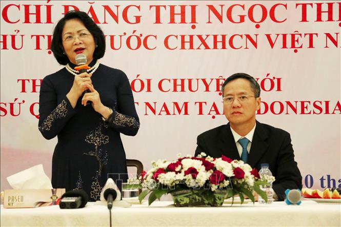 Photo: Vice President Dang Thi Ngoc Thinh speaks at the meeting with the Vietnamese Embassy in Indonesia. VNA Photo: Đình Ánh