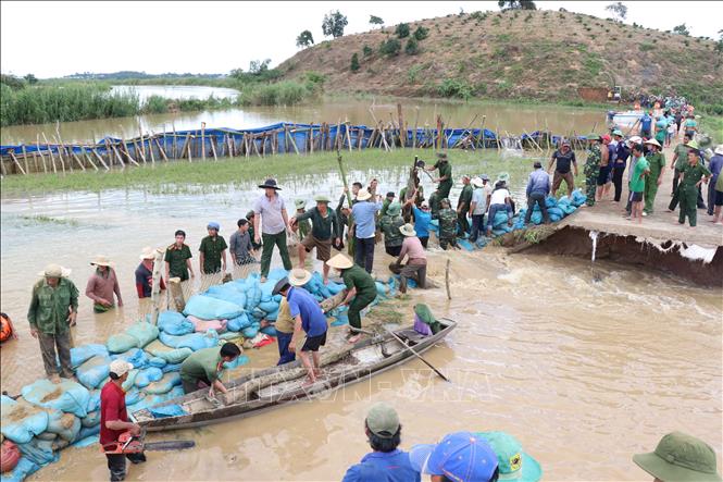 Trong ảnh: Một đoạn đê đầu nguồn qua xã Quảng Điền, huyện Krông Ana bị vỡ gây ngập hàng trăm ha lúa vào tháng 8/2019. Ảnh: Tuấn Anh - TTXVN