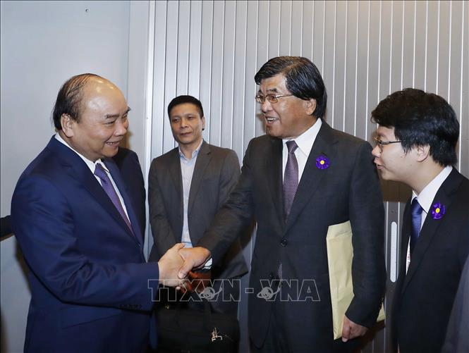 Trong ảnh: Đại diện Chính phủ Nhật Bản đón Thủ tướng Nguyễn Xuân Phúc tại sân bay quốc tế Narita, Tokyo. Ảnh: Thống Nhất – TTXVN
