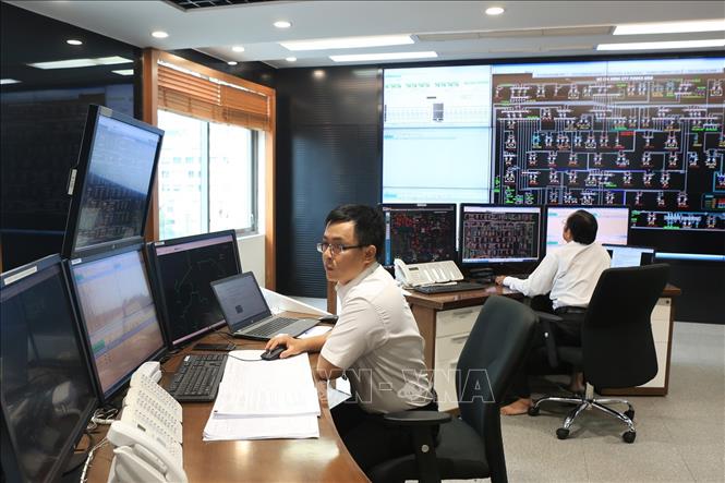 Trong ảnh: Phòng điều hành Trung tâm điều độ hệ thống điện TP.HCM được kết nối với hệ thống thiết bị tự động được lắp đặt trên lưới điện. Ảnh: Ngọc Hà - TTXVN