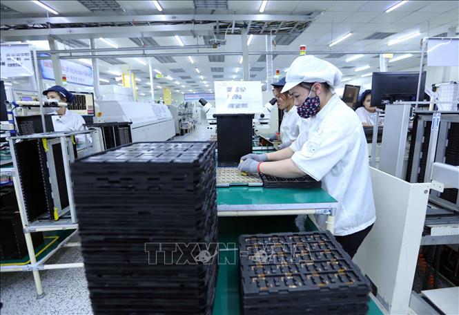 Trong ảnh: Dây chuyền sản xuất bản mạch điện tử tại Công ty TNHH Nexcon Việt Nam, vốn đầu tư của Hàn Quốc tại Bắc Ninh. Ảnh: Danh Lam – TTXVN