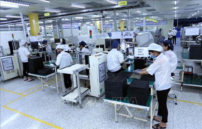 Trong ảnh: Dây chuyền sản xuất bản mạch điện tử tại Công ty TNHH Nexcon Việt Nam, vốn đầu tư của Hàn Quốc tại Bắc Ninh. Ảnh: Danh Lam – TTXVN