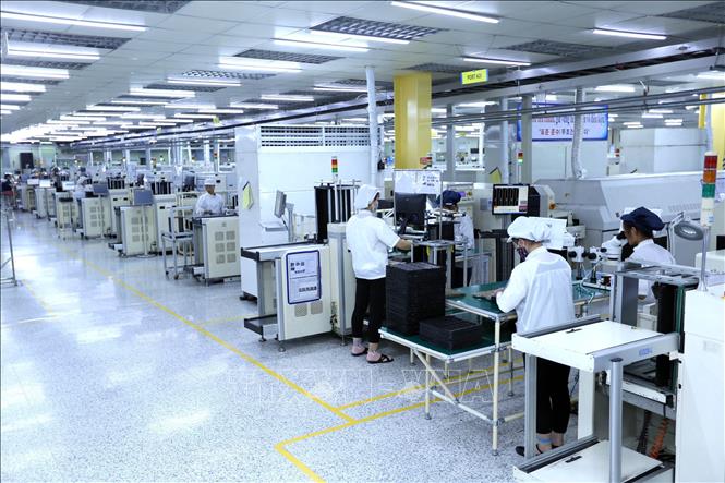 Trong ảnh: Dây chuyền sản xuất bản mạch điện tử tại Công ty TNHH Nexcon Việt Nam, vốn đầu tư của Hàn Quốc tại Bắc Ninh. Ảnh: Danh Lam – TTXVN