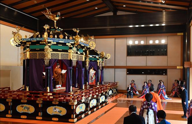 Trong ảnh: Nhà Vua Nhật Bản Naruhito (trái) cùng Hoàng Hậu Masako (thứ 2, trái) trong nghi lễ đăng quang tại Hoàng cung Nhật Bản ở Tokyo ngày 22/10/2019. Ảnh: AFP/TTXVN