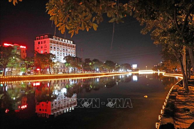 Trong ảnh: Đêm thành phố Hải Dương yên bình hai bên sông Sặt. Ảnh: Mạnh Tú - TTXVN