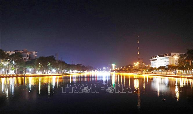 Trong ảnh: Đêm thành phố yên bình hai bên sông Sặt. Ảnh: Mạnh Tú - TTXVN