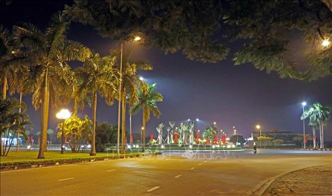 Trong ảnh: Nút giao đường Võ Nguyên Giáp trong đêm. Ảnh: Mạnh Tú - TTXVN