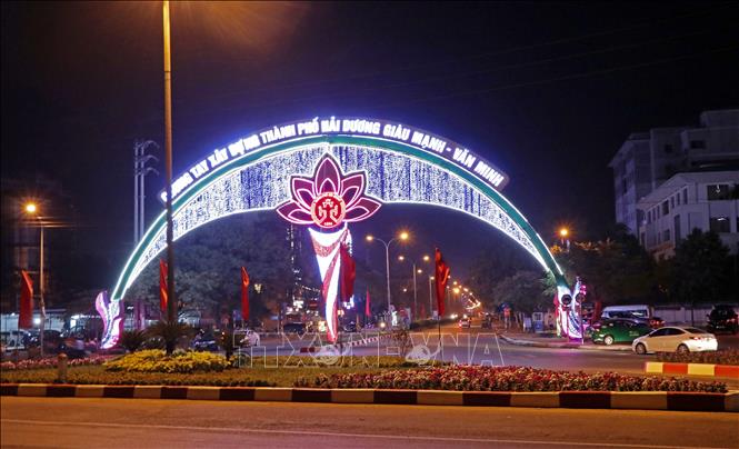 Trong ảnh: Cổng chào ở đường Thanh Niên trong đêm. Ảnh: Mạnh Tú - TTXVN