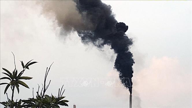 Trong ảnh: Cột khói đen xuất hiện không thường xuyên nhưng gây ảnh hưởng đến môi trường sống của người dân trong khu vực. Ảnh: Xuân Triệu - TTXVN