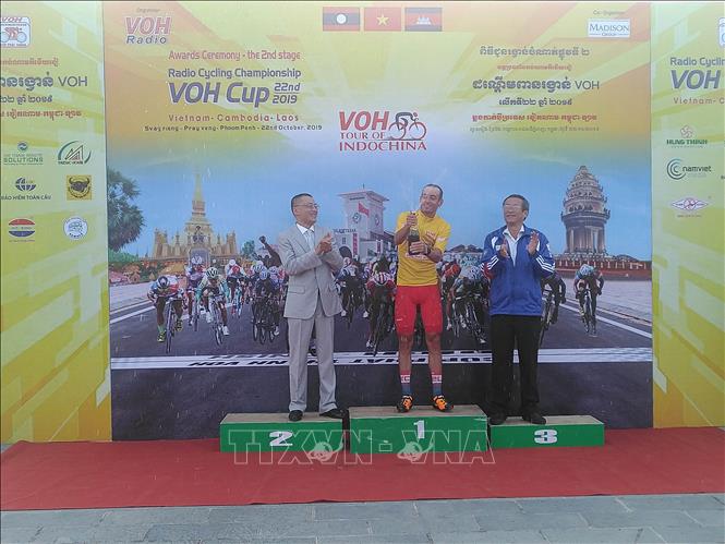 Trong ảnh: Trao áo vàng cho tay đua đoạt giải chặng hai. Ảnh: PV TTXVN tại Campuchia
