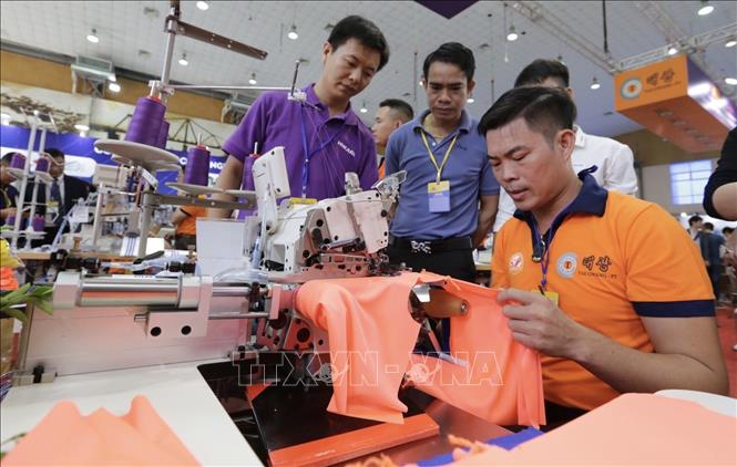 Trong ảnh: Khách tham quan gian hàng tại triển lãm. Ảnh: Trần Việt - TTXVN 