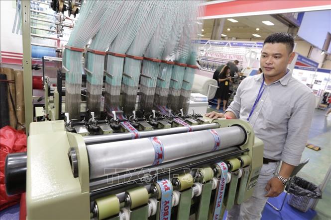 Trong ảnh: Gian trưng bày máy dệt đai tự động đến từ Trung Quốc. Ảnh: Trần Việt - TTXVN 