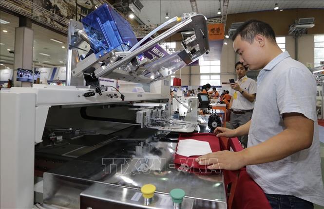 Trong ảnh: Gian trưng bày máy may túi tự động. Ảnh: Trần Việt - TTXVN 