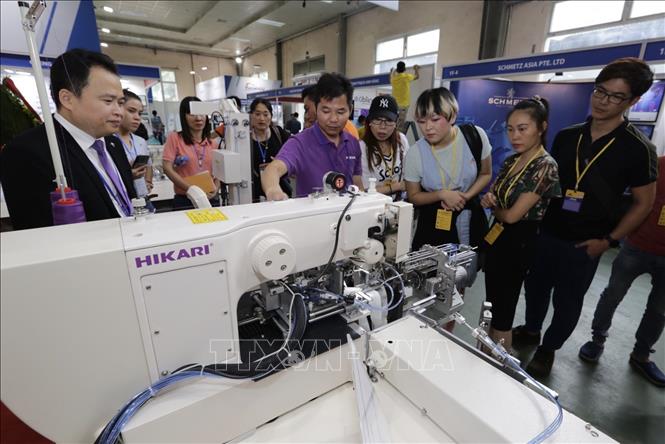 Trong ảnh: Khách tham quan gian hàng tại triển lãm. Ảnh: Trần Việt - TTXVN 