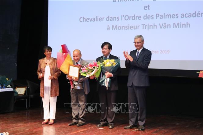 Trong ảnh: Ngài Nicolas Warnery, Đại sứ đặc mệnh toàn quyền nước Cộng hòa Pháp tại Việt Nam trao tặng Huân chương Hiệp sĩ Văn học và Nghệ thuật cho ông Ngô Tự Lập, Viện trưởng Viện Quốc tế Pháp ngữ (thứ 2 từ trái sang) và Huân chương Hiệp sĩ Cành cọ Hàn Lâm cho Phó giáo sư, Tiến sĩ Trịnh Văn Minh, Giảng viên Cao cấp, trường Đại học Giáo dục- Đại học quốc gia Hà Nội. Ảnh: Thành Đạt - TTXVN
