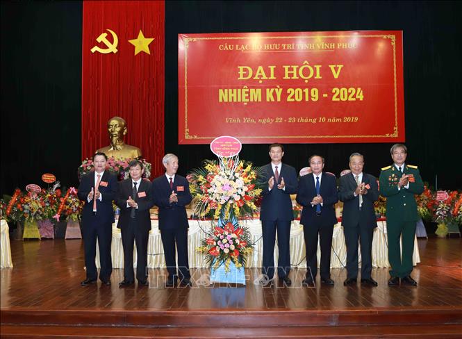 Trong ảnh: Lãnh đạo tỉnh Vĩnh Phúc tặng lẵng hoa chúc mừng Đại hội. Ảnh: Hoàng Hùng - TTXVN