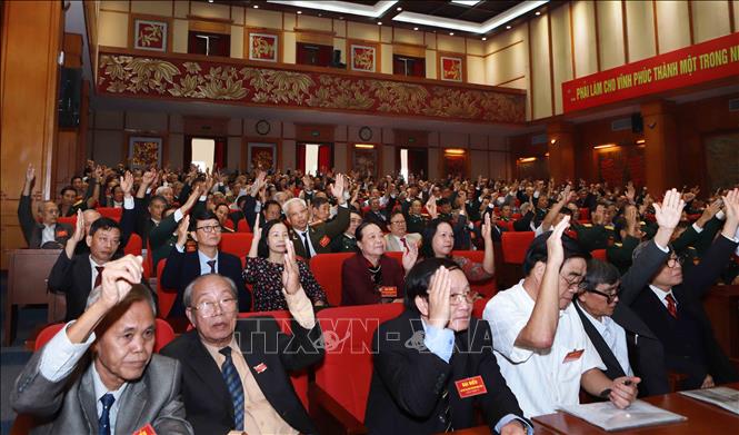 Trong ảnh: Các đại biểu biểu quyết thông qua Nghị quyết Đại hội Câu lạc bộ Hưu trí tỉnh Vĩnh Phúc khóa V. Ảnh: Hoàng Hùng - TTXVN