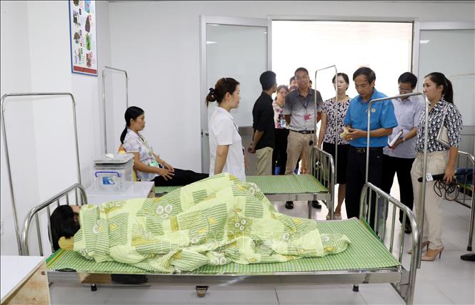 Trong ảnh: Công nhân Công ty Golden Victory Việt Nam điều trị tại phòng y tế của công ty. Ảnh: Nguyễn Lành - TTXVN