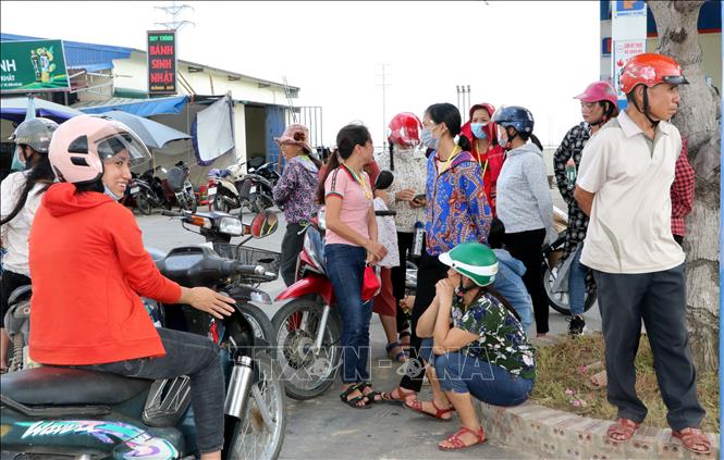 Trong ảnh: Công nhân Công ty Golden Victory Việt Nam bỏ ra ngoài khi các phân xưởng xảy ra tình trạng công nhân bị ngộ độc khí. Ảnh: Nguyễn Lành - TTXVN