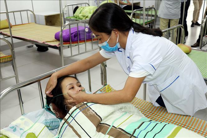 Trong ảnh: Công nhân Công ty Golden Victory Việt Nam điều trị tại phòng y tế của công ty. Ảnh: Nguyễn Lành - TTXVN