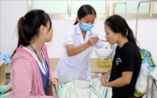 Trong ảnh: Công nhân Công ty Golden Victory Việt Nam điều trị tại phòng y tế của công ty. Ảnh: Nguyễn Lành - TTXVN