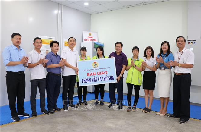 Trong ảnh: Trao tặng phòng vắt, trữ sữa cho Công ty Vinatech Vina. Ảnh: Đinh Văn Nhiều-TTXVN