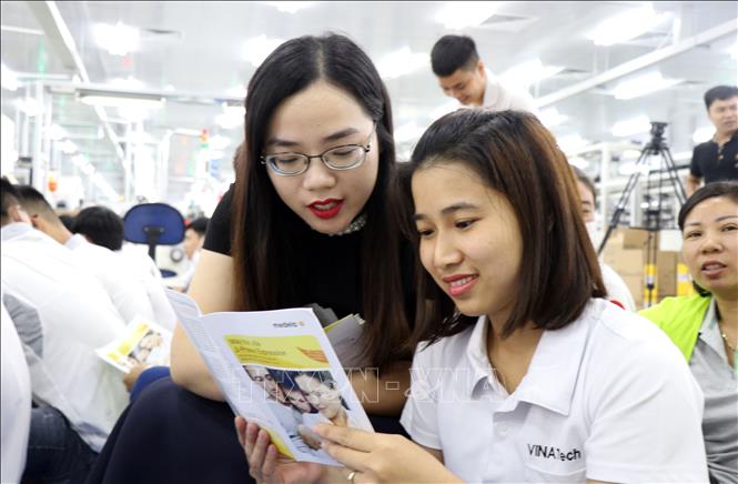 Trong ảnh: Hướng dẫn kiến thức nuôi con bằng sữa mẹ cho công nhân Công ty Vinatech Vina. Ảnh: Đinh Văn Nhiều-TTXVN