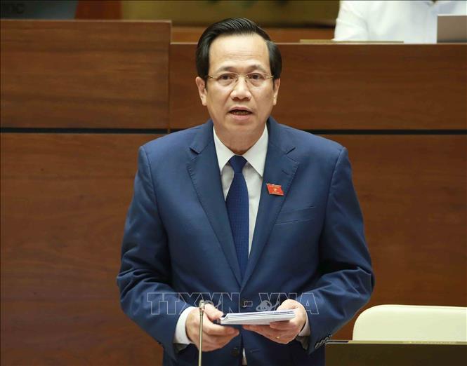 Trong ảnh: Bộ trưởng Bộ Lao động, Thương binh và Xã hội Đào Ngọc Dung giải trình làm rõ các vấn đề của dự án Bộ luật Lao động (sửa đổi). Ảnh: Doãn Tấn - TTXVN