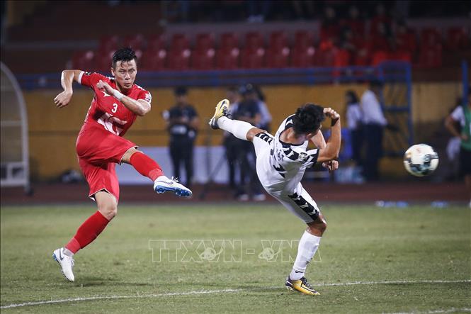 Trong ảnh: Một pha bắt volley của hậu vệ Quế Ngọc Hải. Ảnh: Trọng Đạt - TTXVN