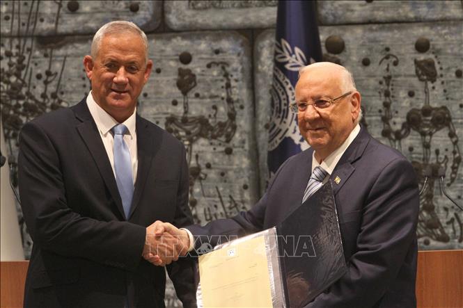 Trong ảnh: Tổng thống Israel Reuven Rivlin (phải) trao quyền thành lập Chính phủ mới cho cựu Tổng Tham trưởng Các lực lượng phòng vệ Israel (IDF), Chủ tịch đảng liên minh Xanh-Trắng, ông Benny Gantz tại Jerusalem, ngày 23/10/2019. Ảnh: THX/TTXVN
