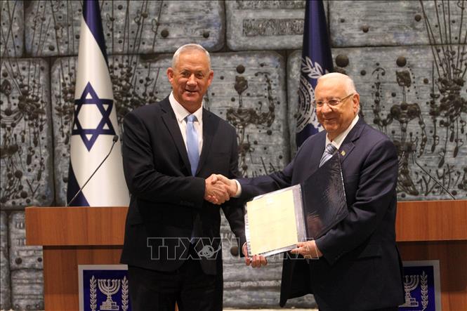 Trong ảnh: Tổng thống Israel Reuven Rivlin (phải) trao quyền thành lập Chính phủ mới cho cựu Tổng Tham trưởng Các lực lượng phòng vệ Israel (IDF), Chủ tịch đảng liên minh Xanh-Trắng, ông Benny Gantz tại Jerusalem, ngày 23/10/2019. Ảnh: THX/TTXVN