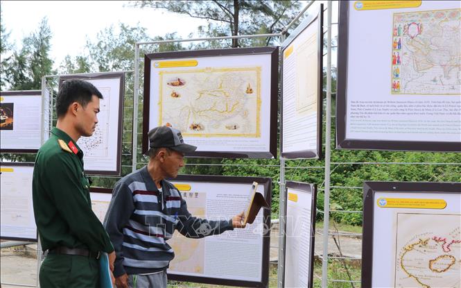 Trong ảnh: Triển lãm một số tư liệu khẳng định chủ quyền, quyền chủ quyền của Việt Nam đối với hai quần đảo Trường Sa và Hoàng Sa. Ảnh: Minh Thu-TTXVN