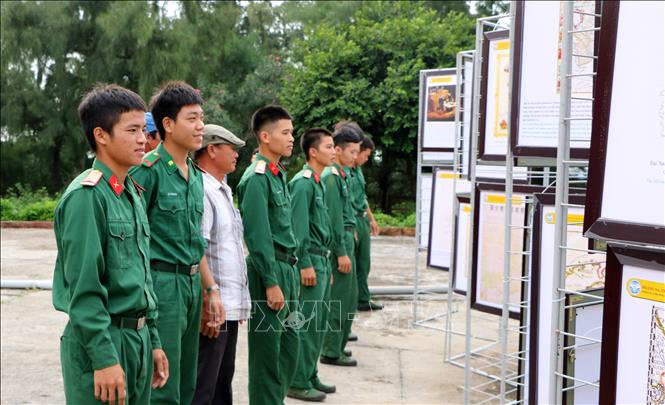 Trong ảnh: Triển lãm một số tư liệu khẳng định chủ quyền, quyền chủ quyền của Việt Nam đối với hai quần đảo Trường Sa và Hoàng Sa. Ảnh: Minh Thu-TTXVN