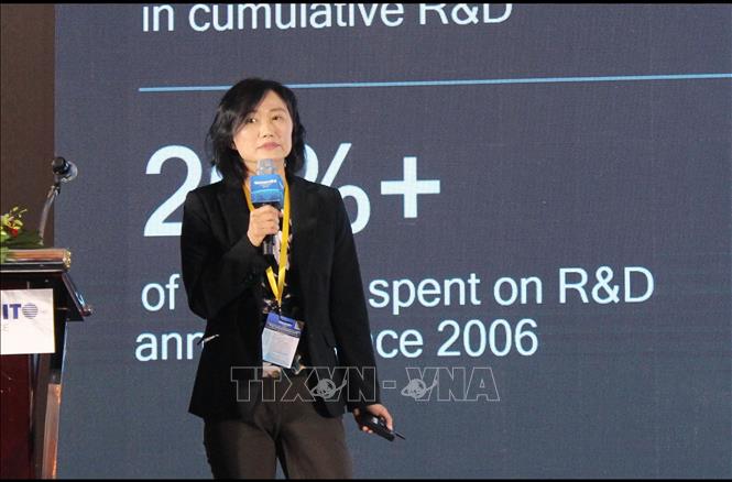 Trong ảnh: Bà An Mei Chen, Giám đốc kỹ thuật cấp cao, Tập đoàn Qualcomm (Hoa Kỳ) phát biểu tham luận tại hội nghị. Ảnh: Xuân Anh  - TTXVN