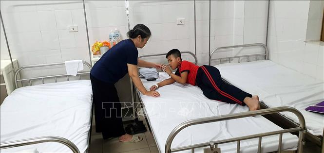 Trong ảnh: Học sinh nghi bị ngộ độc thực phẩm đang điều trị tại Bện viện Đa khoa tỉnh Quảng Ninh (ảnh chụp lúc 17h36, ngày 24/10). Ảnh: TTXVN