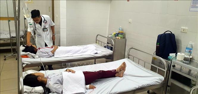 Trong ảnh: Bác sĩ Bệnh viện Đa khoa tỉnh Quảng Ninh thăm khám cho các em học sinh bị ngộ độc (ảnh chụp lúc 17h36, ngày 24/10). Ảnh: TTXVN