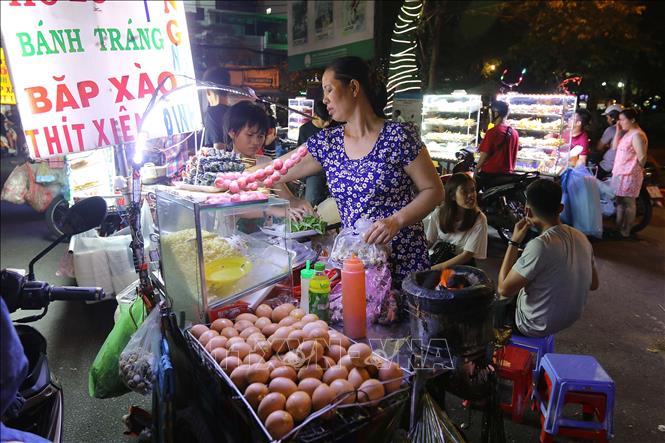 Trong ảnh: Những món ăn bình dân với giá phải chăng phù hợp với mọi đối tượng khách hàng. Ảnh: Thanh Vũ - TTXVN