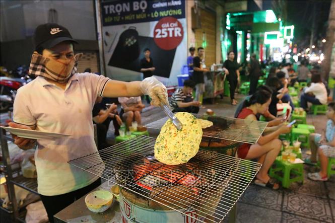 Trong ảnh: Bánh “Pizza đường phố” từng gây sốt cho nhiều người ưa thích ẩm thực đường phố. Ảnh: Thanh Vũ - TTXVN